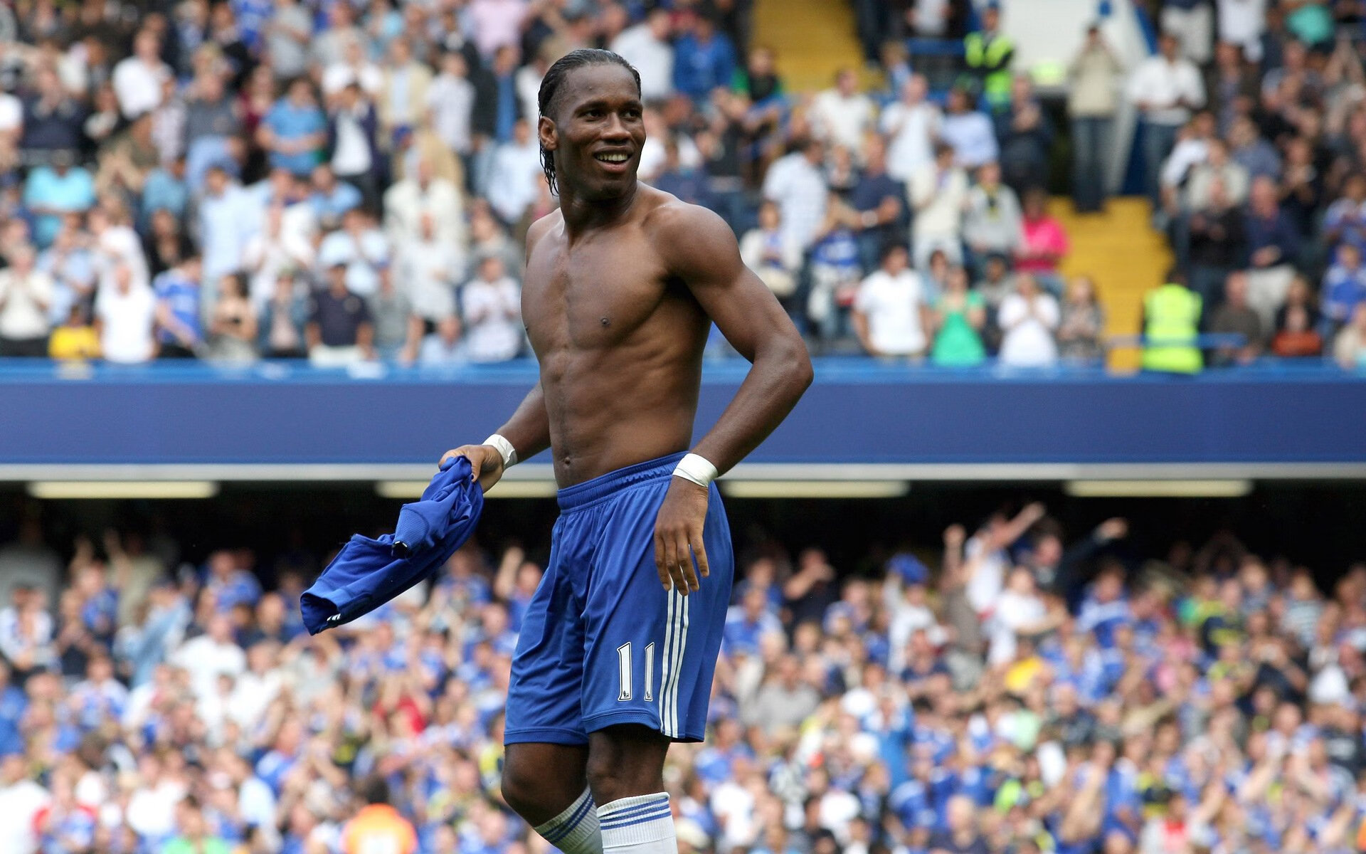 “逆境生存：车手在极端气候下的英雄演绎”